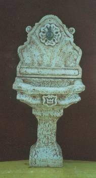Fontana muro con stemma