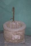 Fontana rubinetto con stemma